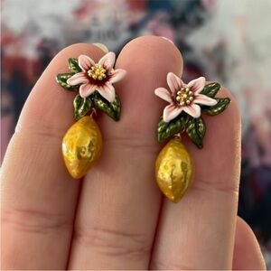 Les NEREIDES Lemon
Blossom
Dangle enamel gold tone earrings